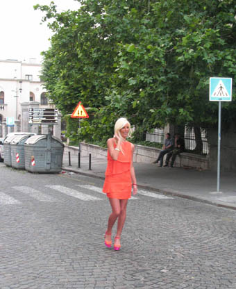 Dolazak kroz ulicu kralja Petra na francusku verziju Pierre i to Premier i eto prilike za premijeru jedne osvežavajuće haljine aktuelnih kolorita na pink potpeticama.